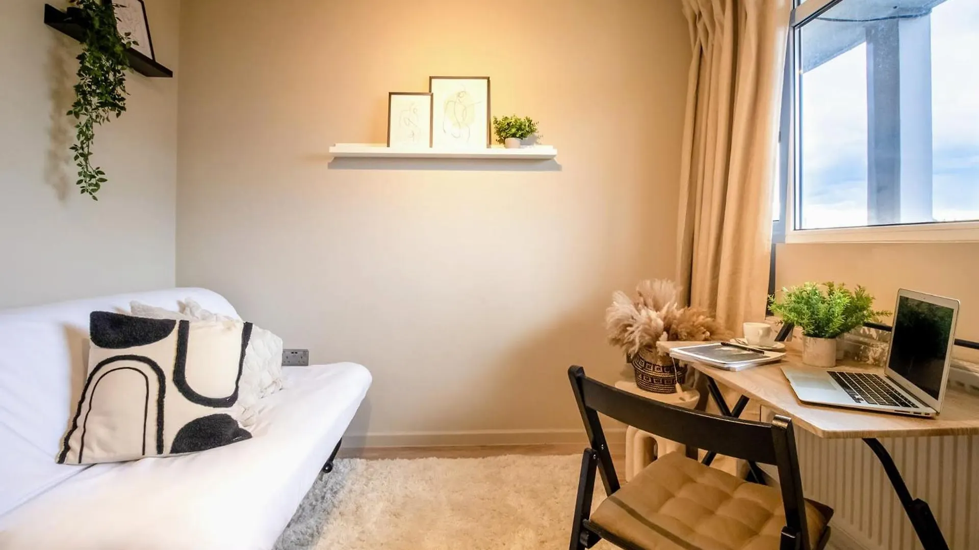2 Bedrooms London Apartment Close To Limehouse Station