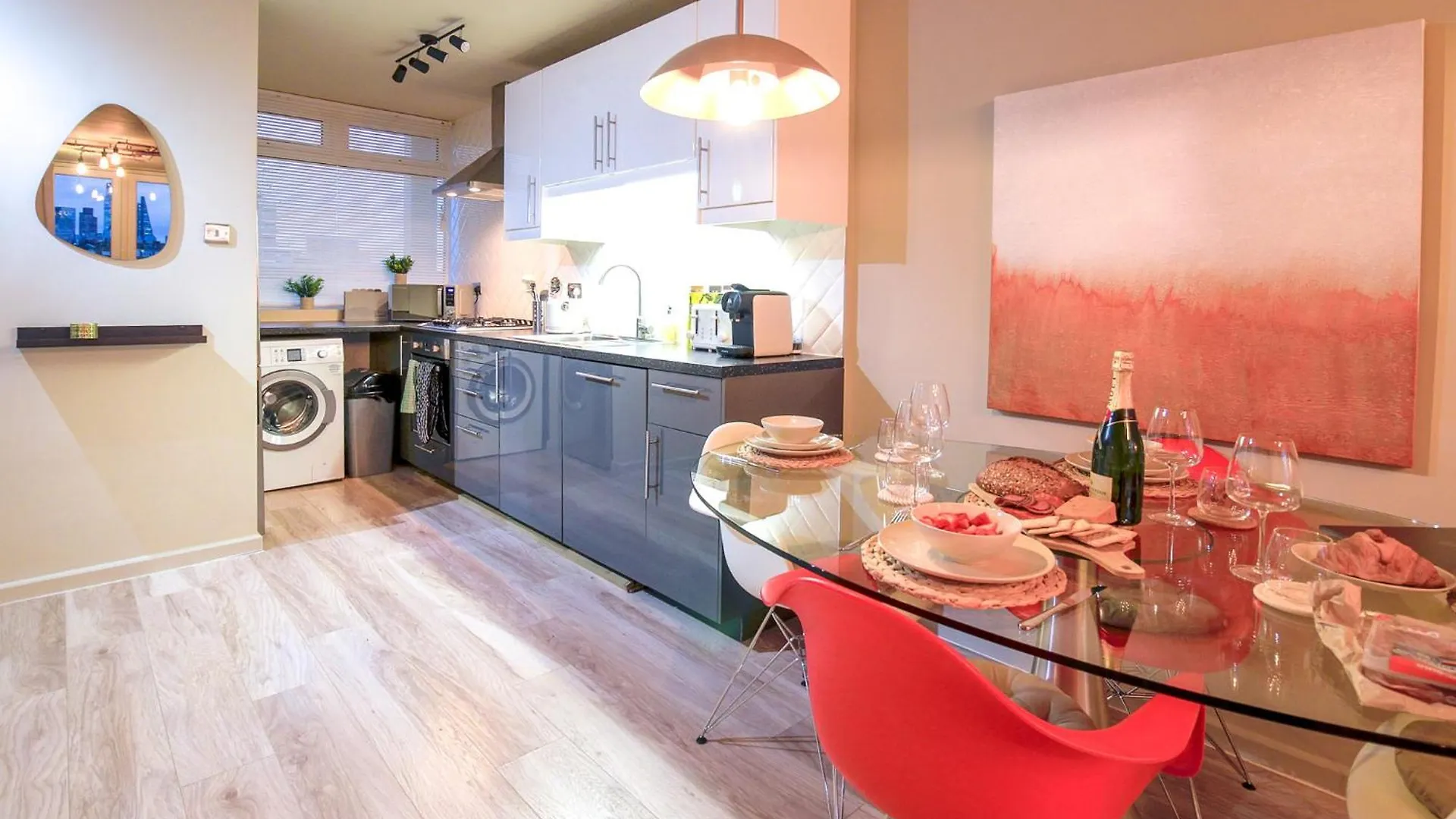 2 Bedrooms London Apartment Close To Limehouse Station 0*,