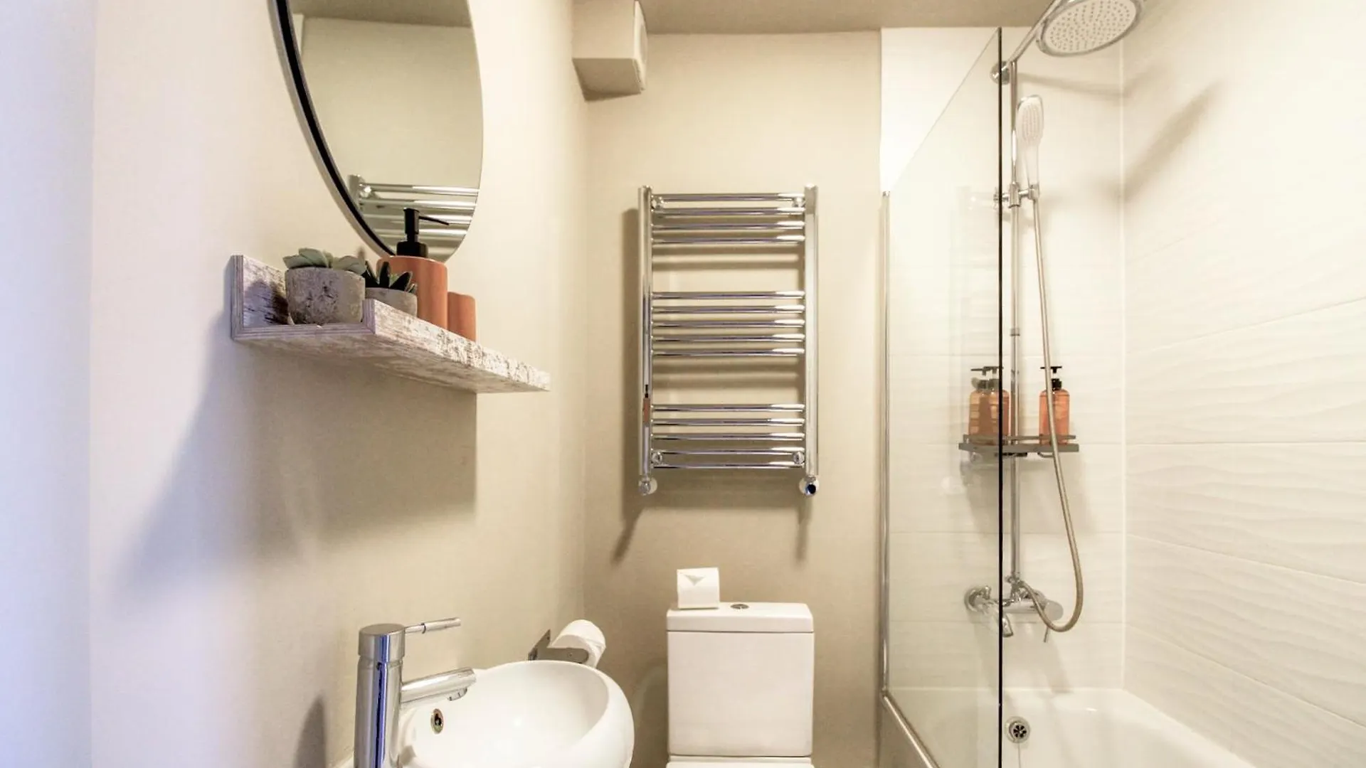 2 Bedrooms London Apartment Close To Limehouse Station