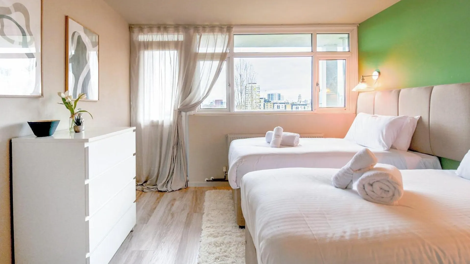 2 Bedrooms London Apartment Close To Limehouse Station 0*,  United Kingdom