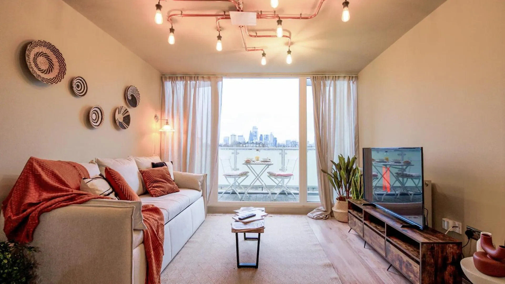 2 Bedrooms London Apartment Close To Limehouse Station