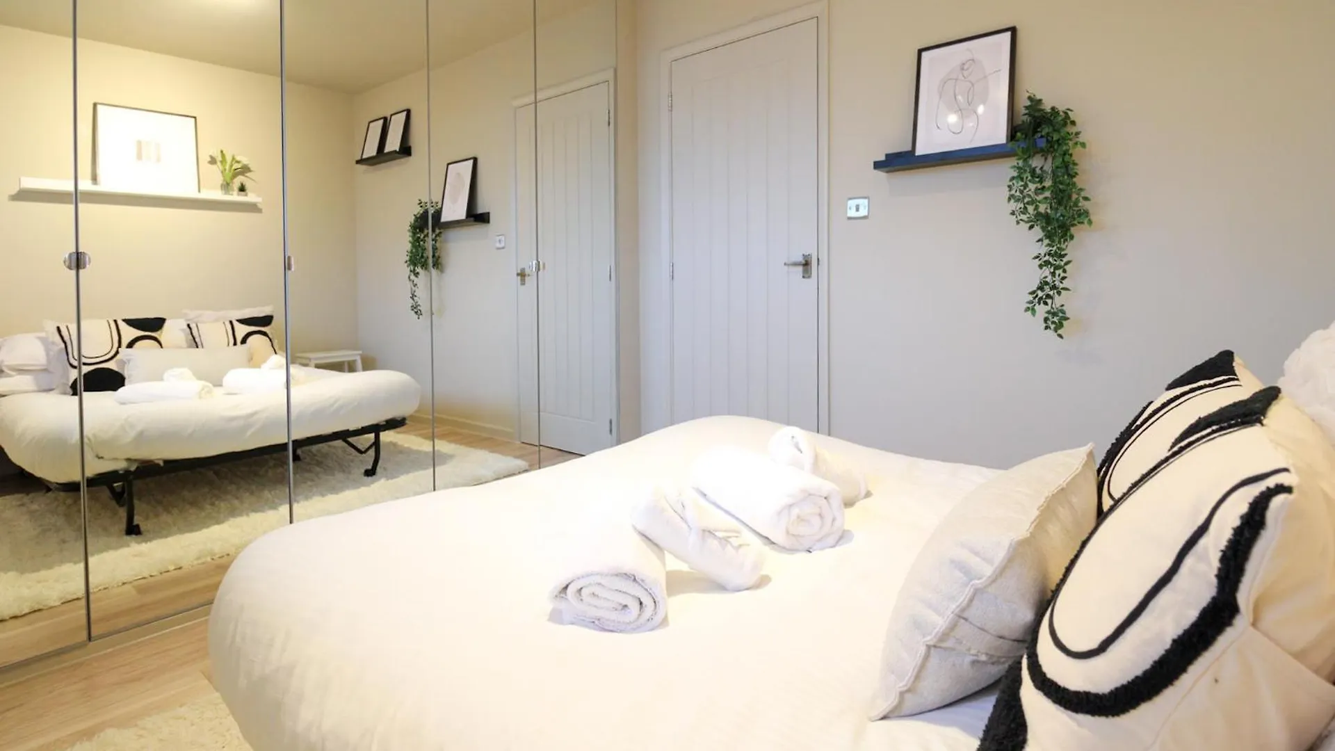 2 Bedrooms London Apartment Close To Limehouse Station