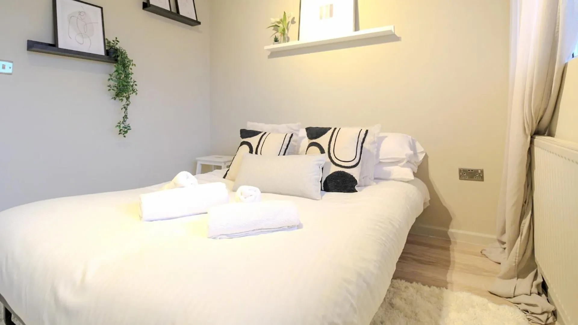 2 Bedrooms London Apartment Close To Limehouse Station 0*,
