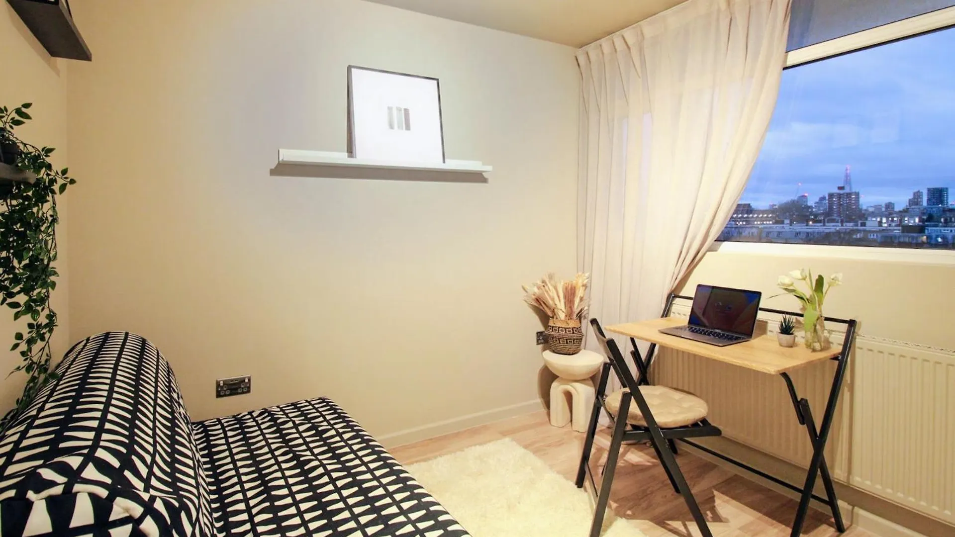 2 Bedrooms London Apartment Close To Limehouse Station