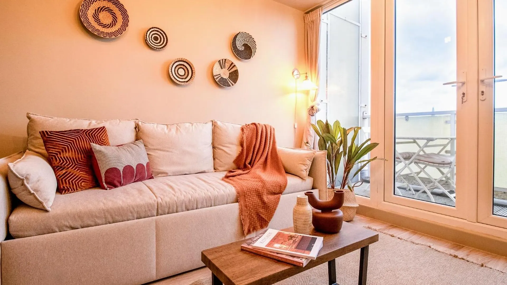 2 Bedrooms London Apartment Close To Limehouse Station