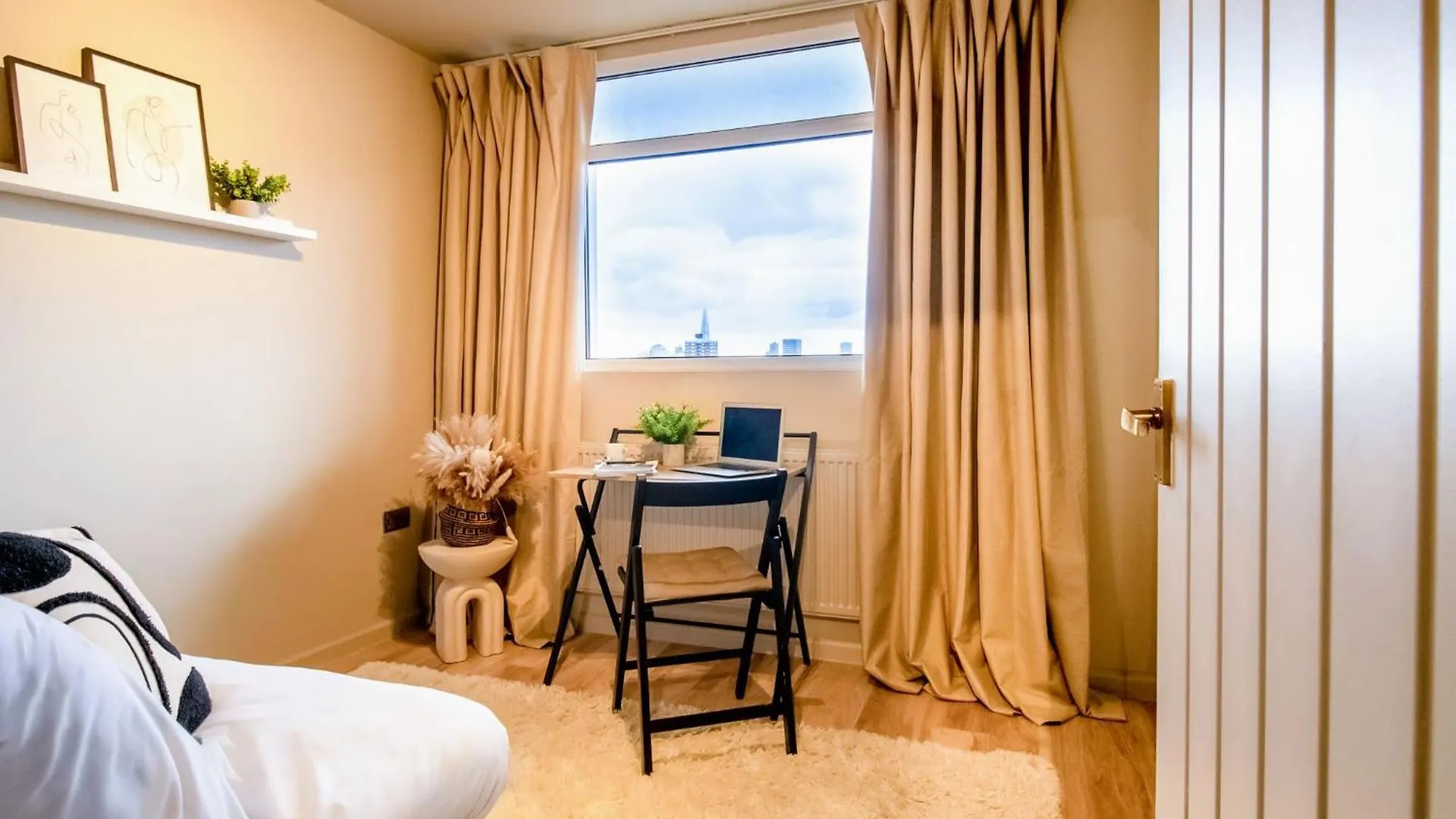 2 Bedrooms London Apartment Close To Limehouse Station