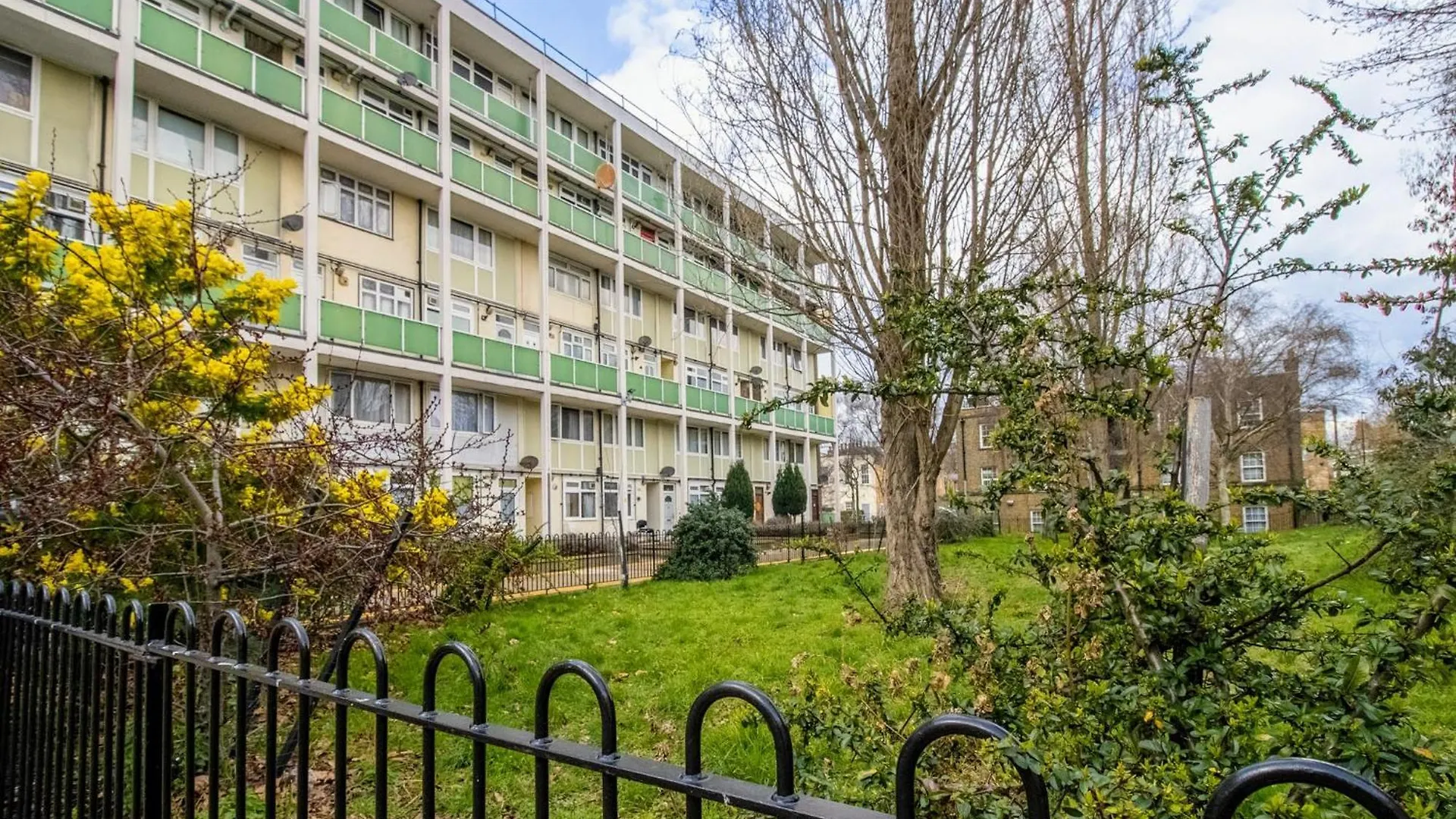 2 Bedrooms London Apartment Close To Limehouse Station